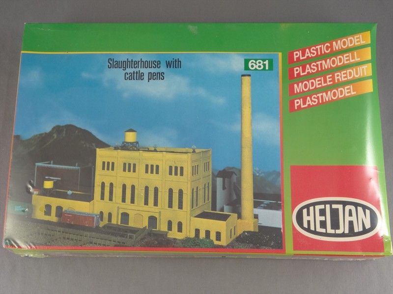 DTD TRAINS   N SCALE HELJAN #681 SLAUGHTERHOUSE w/ CATTLE PENS 