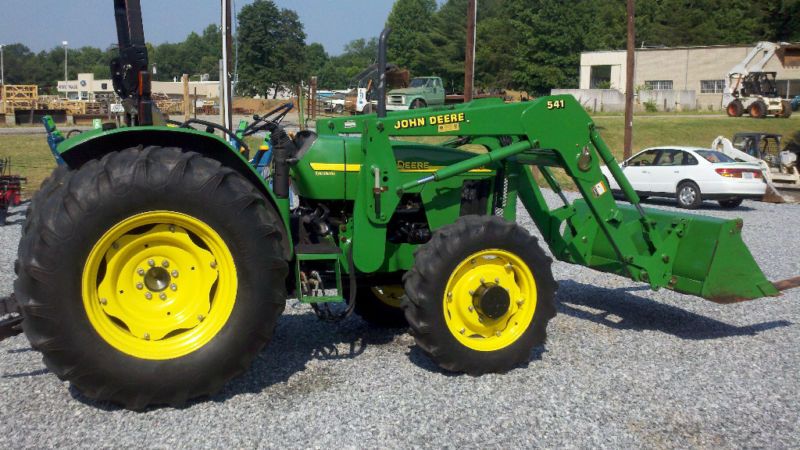 JOHN DEERE 5320 WITH LOADER  