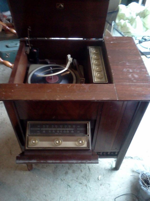 RCA Victor Victrola Model DC 213 395 MW  