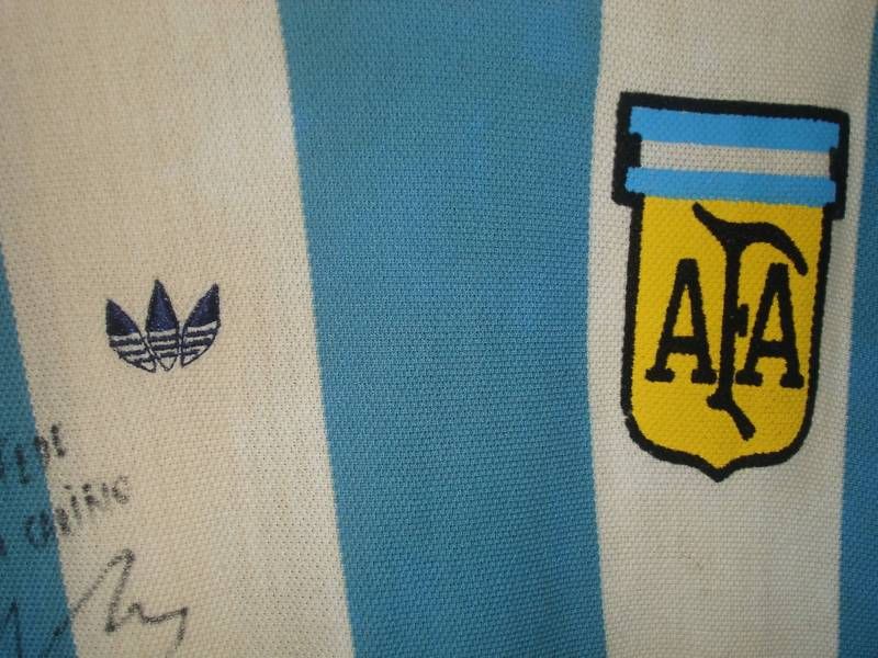 RAMON DIAZ MATCH WORN SHIRT AND SIGNED BY MARADONA .  