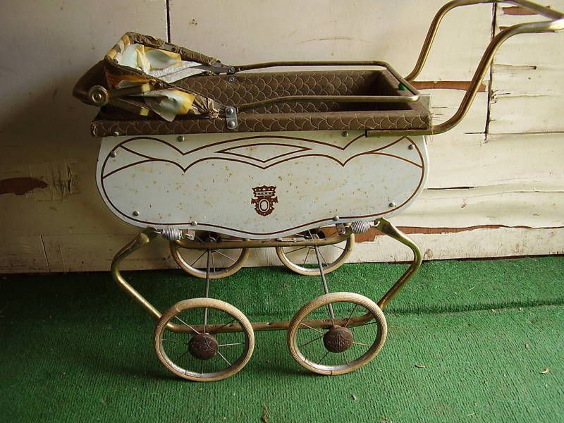 Vintage Welsh Doll Carriage. Needs TLC   