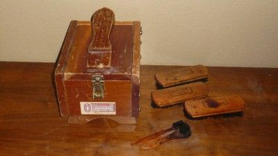 VINTAGE / VTG / ANTIQUE REDWOOD SHOE SHINE BOX WITH 3 ESQUIRE HORSE 