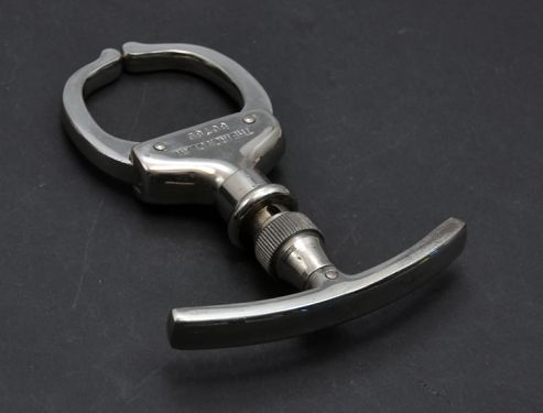 Vintage Police Argus Mfg. Co. The Iron Claw Handcuff 1950757 w/Case 