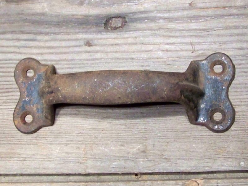  pull is a heavy duty old handle that can be used on a tool box, door 